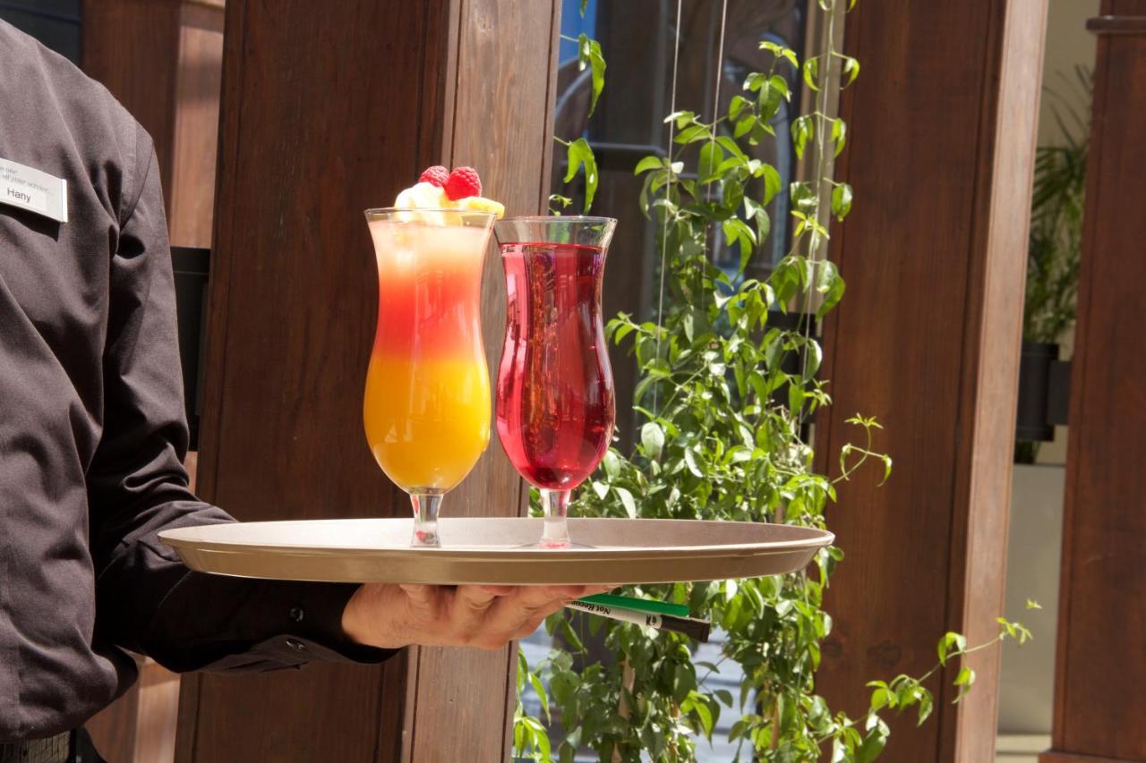 Somewhere Hotel Al Ahsa Al-Hofuf Exterior foto A waiter carrying a tray of drinks